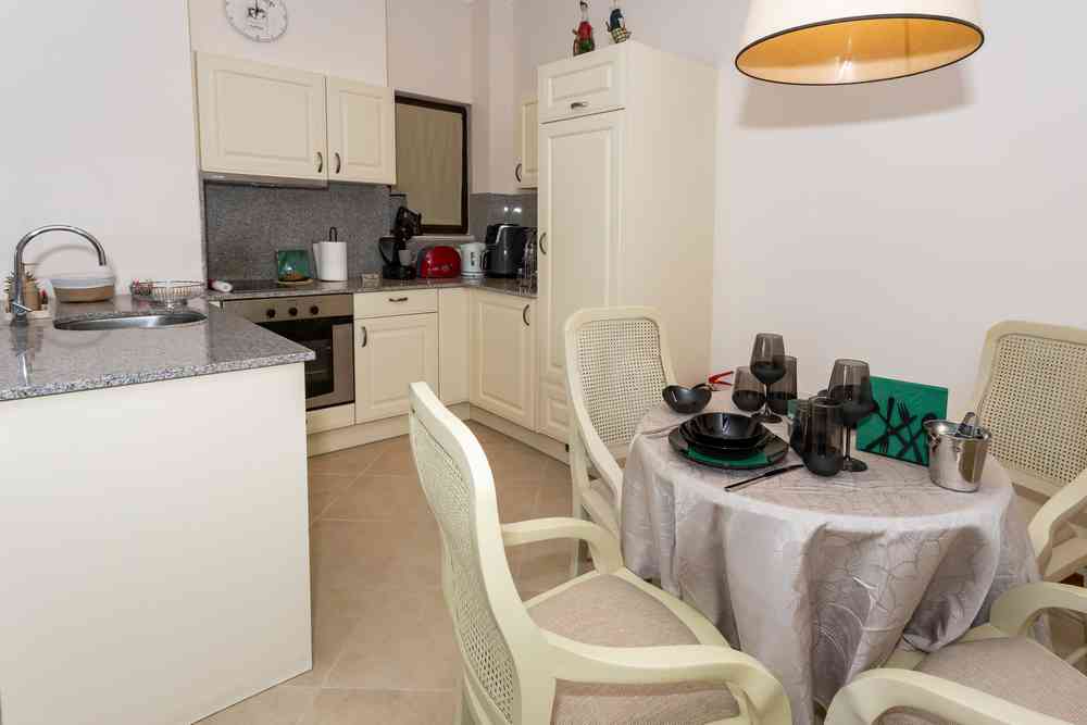 Fully equipped kitchen with dining area